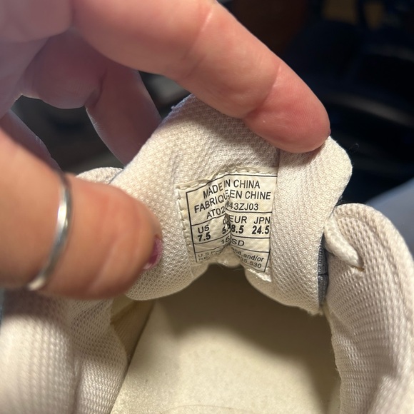 Avia Classic White and Gray Athletic Shoes 👟 - Picture 5 of 6